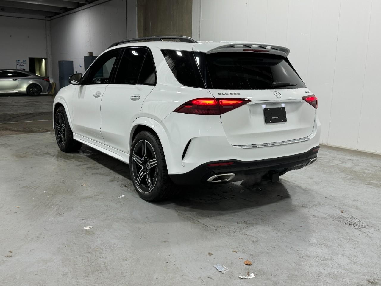 Mercedes-Benz GLE Vehicle Full-screen Gallery Image 3