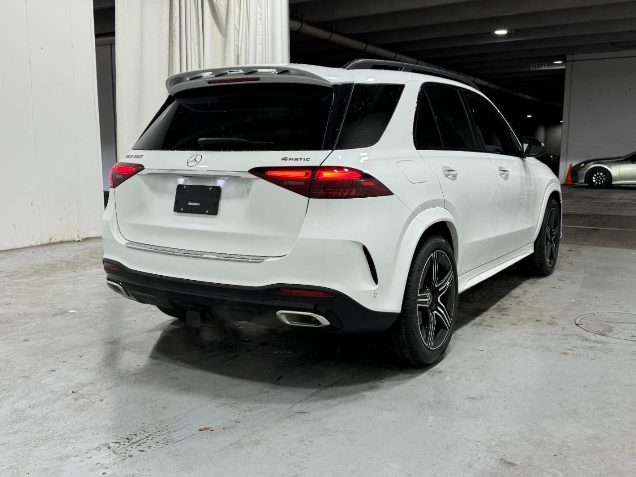 Mercedes-Benz GLE Vehicle Full-screen Gallery Image 4