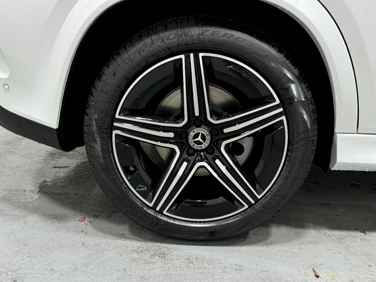 Mercedes-Benz GLE Vehicle Full-screen Gallery Image 5