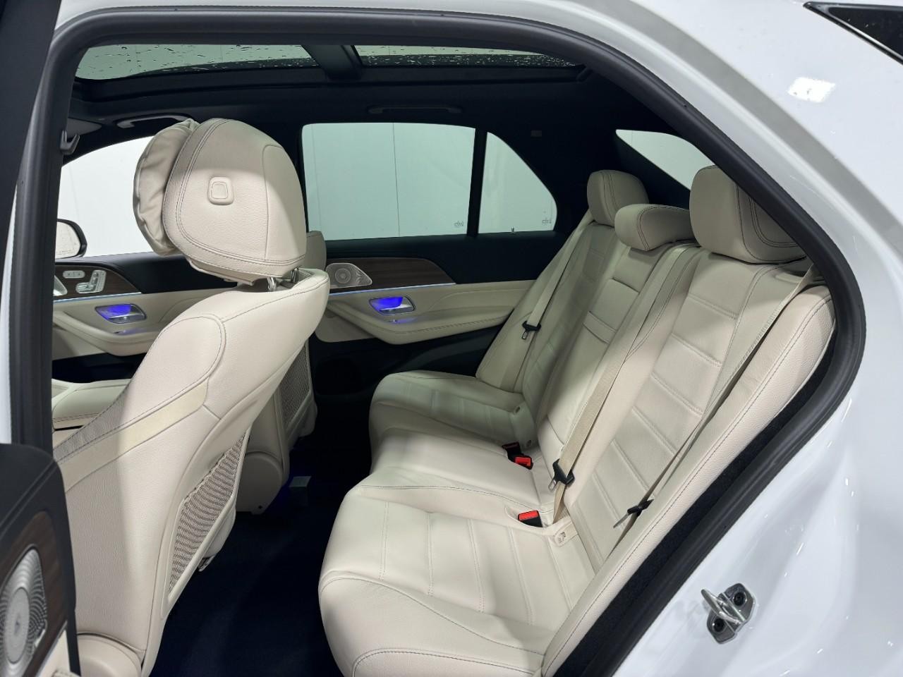 Mercedes-Benz GLE Vehicle Full-screen Gallery Image 8