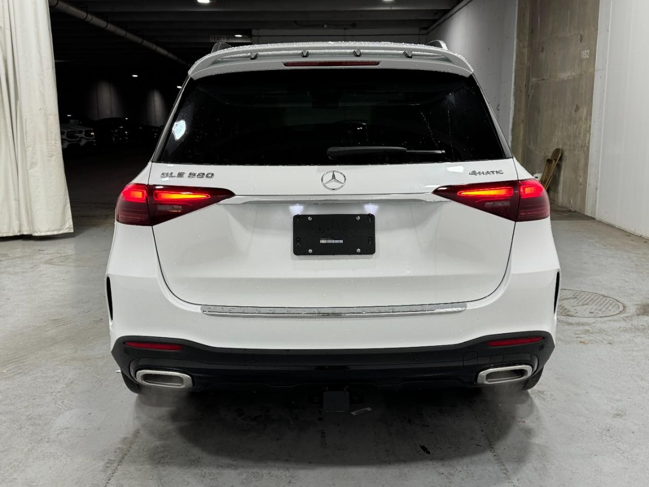 Mercedes-Benz GLE Vehicle Full-screen Gallery Image 9