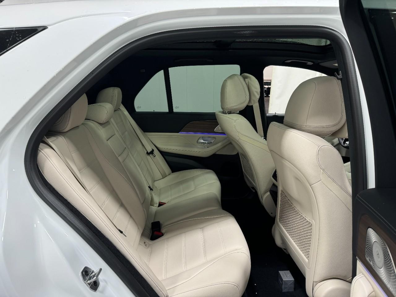 Mercedes-Benz GLE Vehicle Full-screen Gallery Image 10