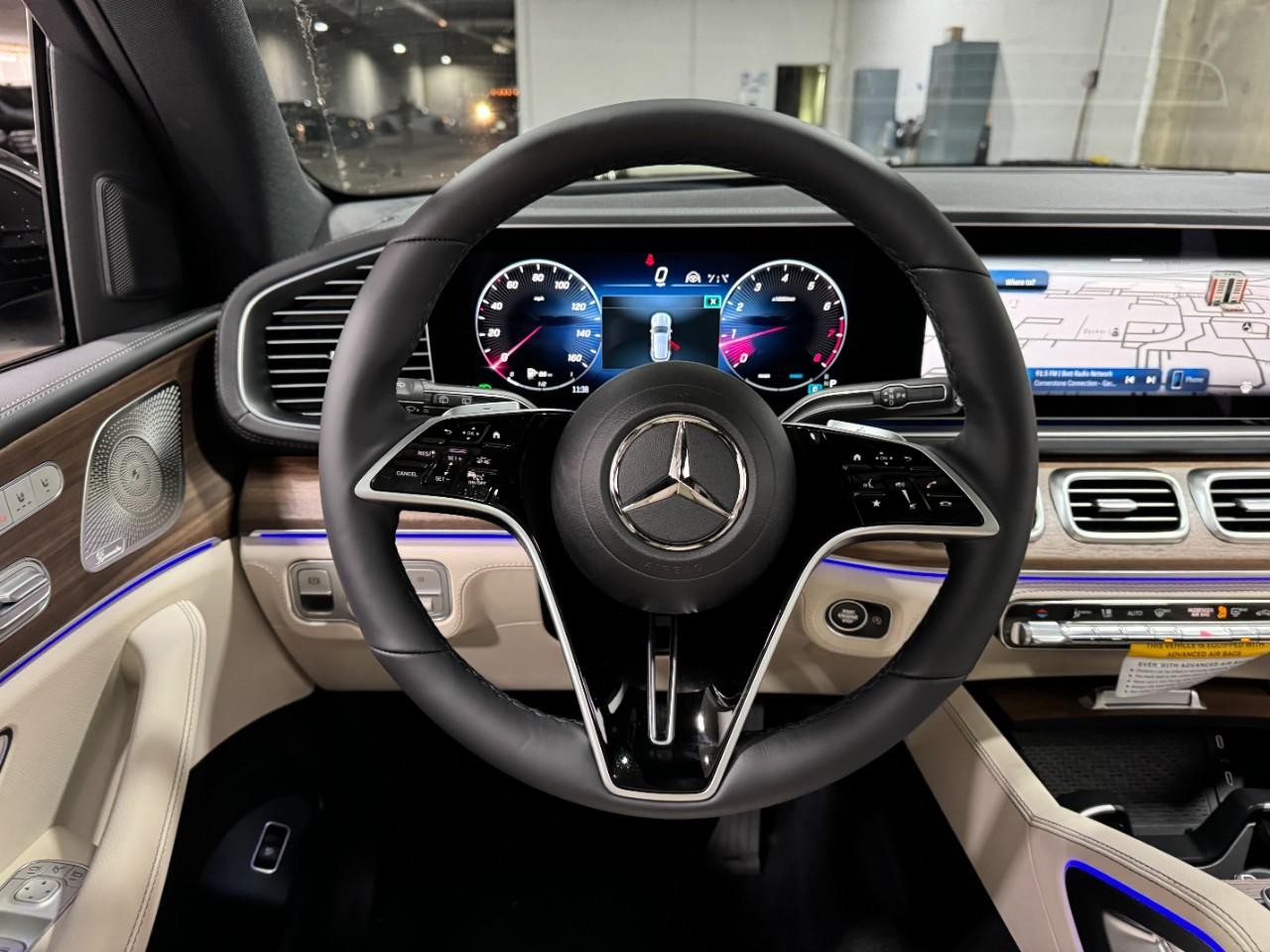 Mercedes-Benz GLE Vehicle Full-screen Gallery Image 13