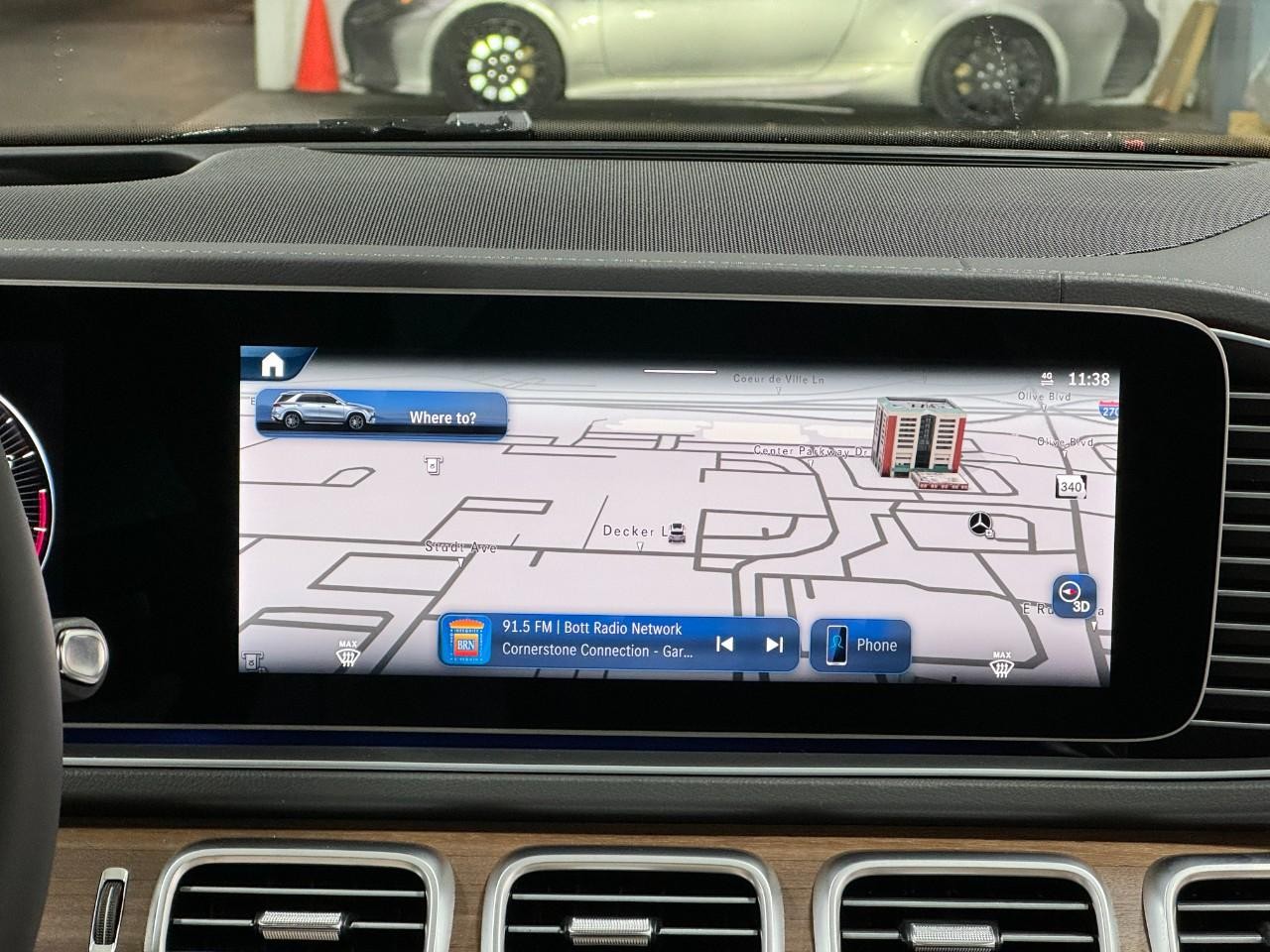 Mercedes-Benz GLE Vehicle Full-screen Gallery Image 14