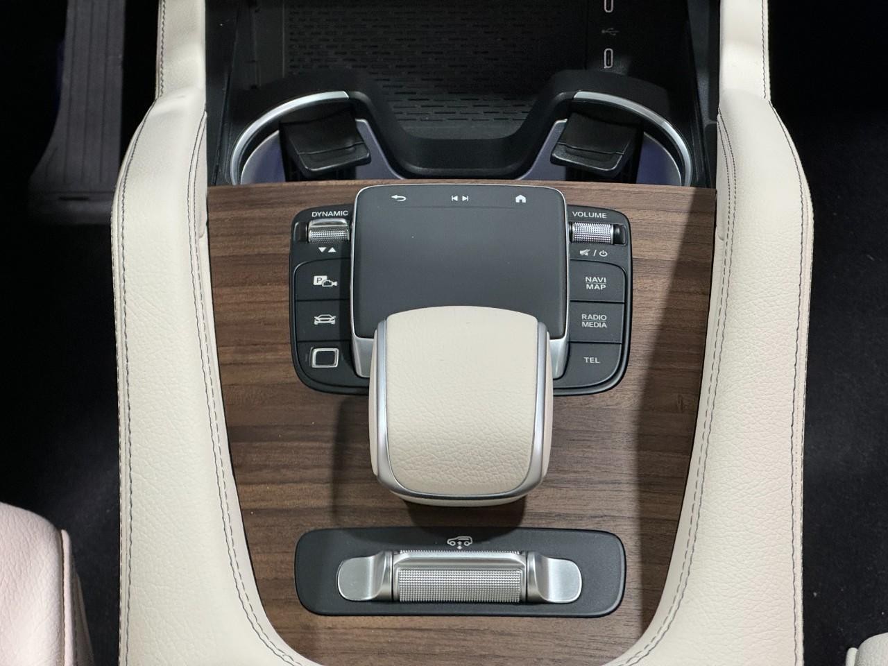 Mercedes-Benz GLE Vehicle Full-screen Gallery Image 16