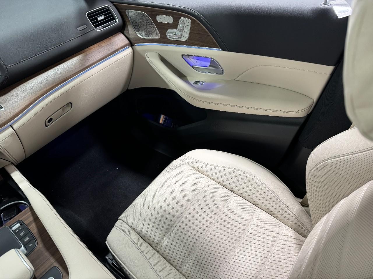 Mercedes-Benz GLE Vehicle Full-screen Gallery Image 17