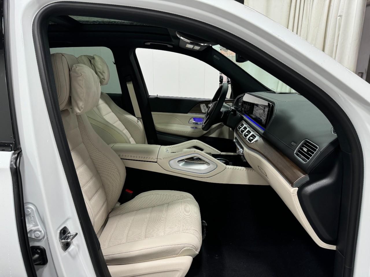 Mercedes-Benz GLE Vehicle Full-screen Gallery Image 18