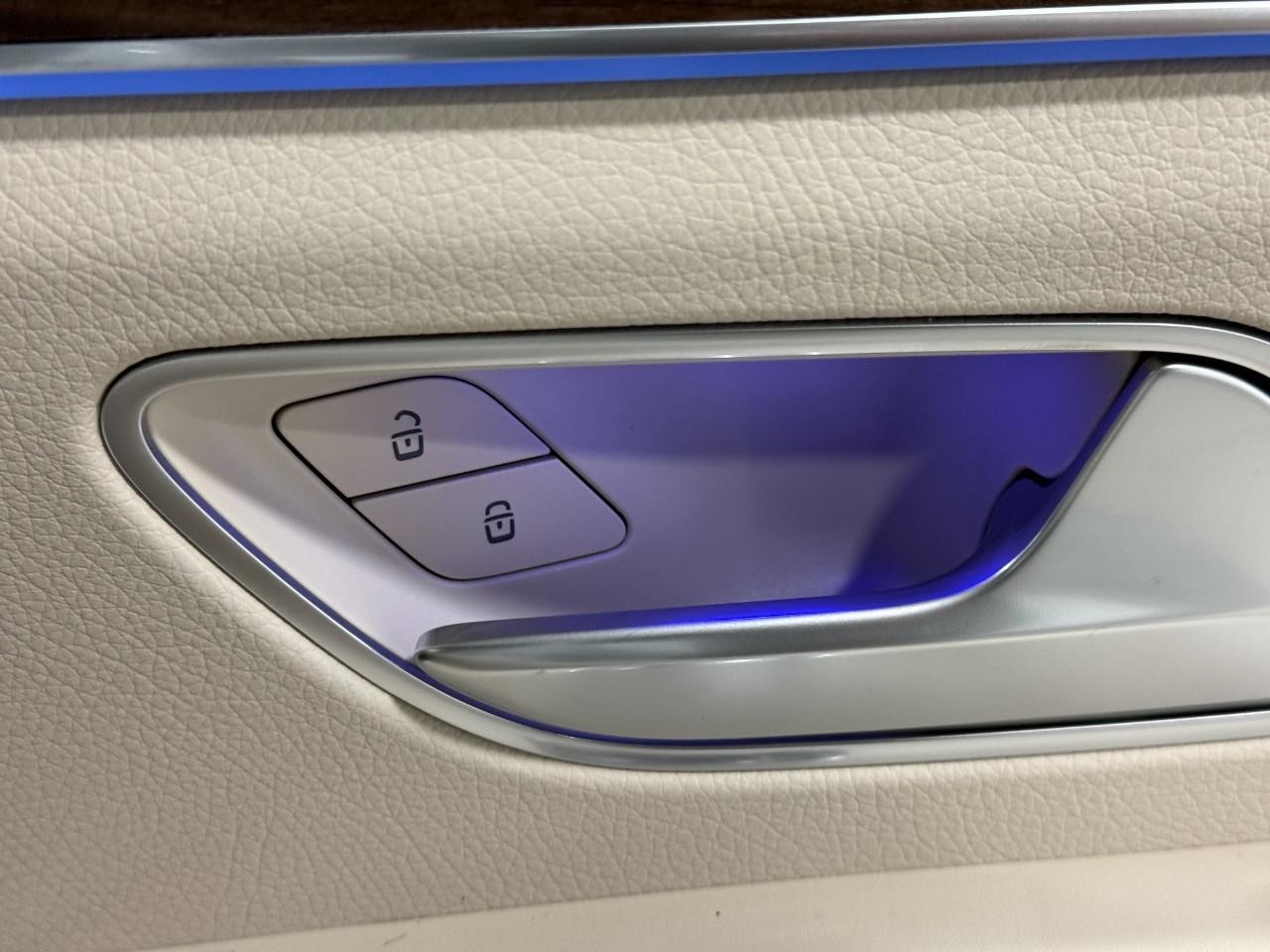 Mercedes-Benz GLE Vehicle Full-screen Gallery Image 21