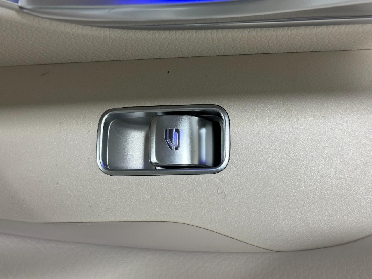 Mercedes-Benz GLE Vehicle Full-screen Gallery Image 22