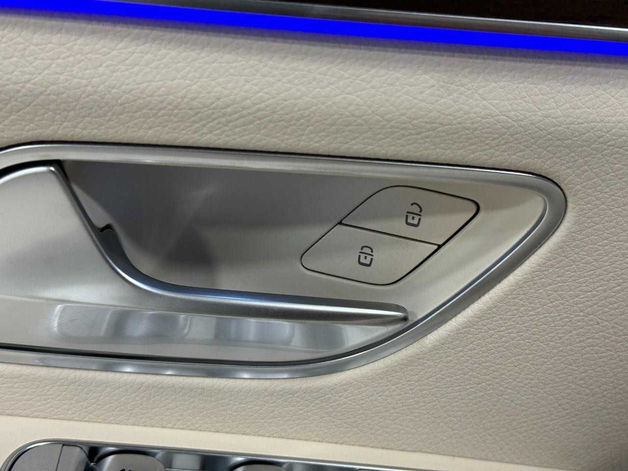 Mercedes-Benz GLE Vehicle Full-screen Gallery Image 25