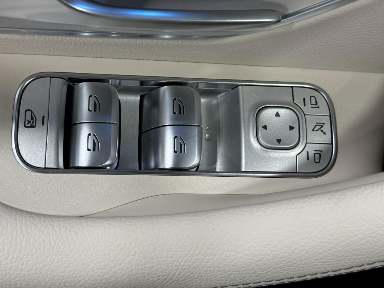 Mercedes-Benz GLE Vehicle Full-screen Gallery Image 26