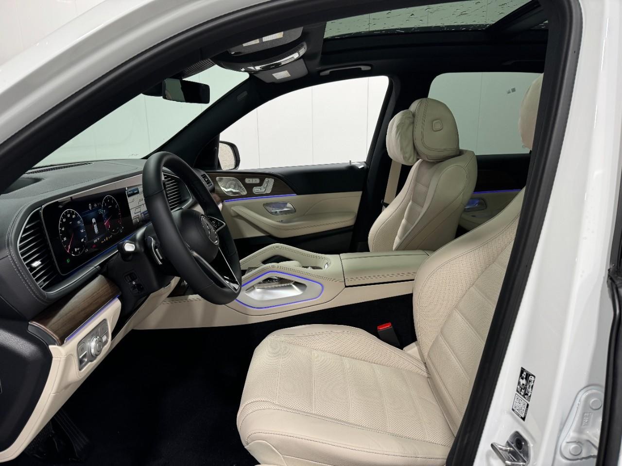 Mercedes-Benz GLE Vehicle Full-screen Gallery Image 28