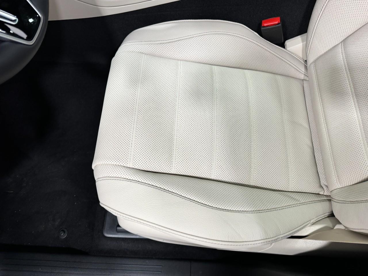 Mercedes-Benz GLE Vehicle Full-screen Gallery Image 29