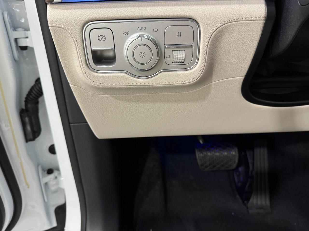 Mercedes-Benz GLE Vehicle Full-screen Gallery Image 30