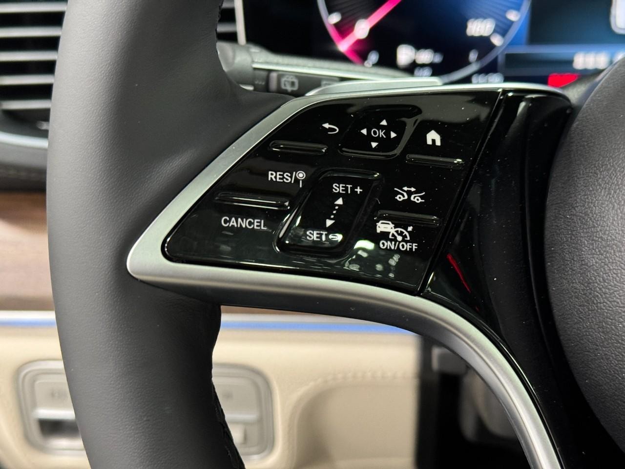 Mercedes-Benz GLE Vehicle Full-screen Gallery Image 31