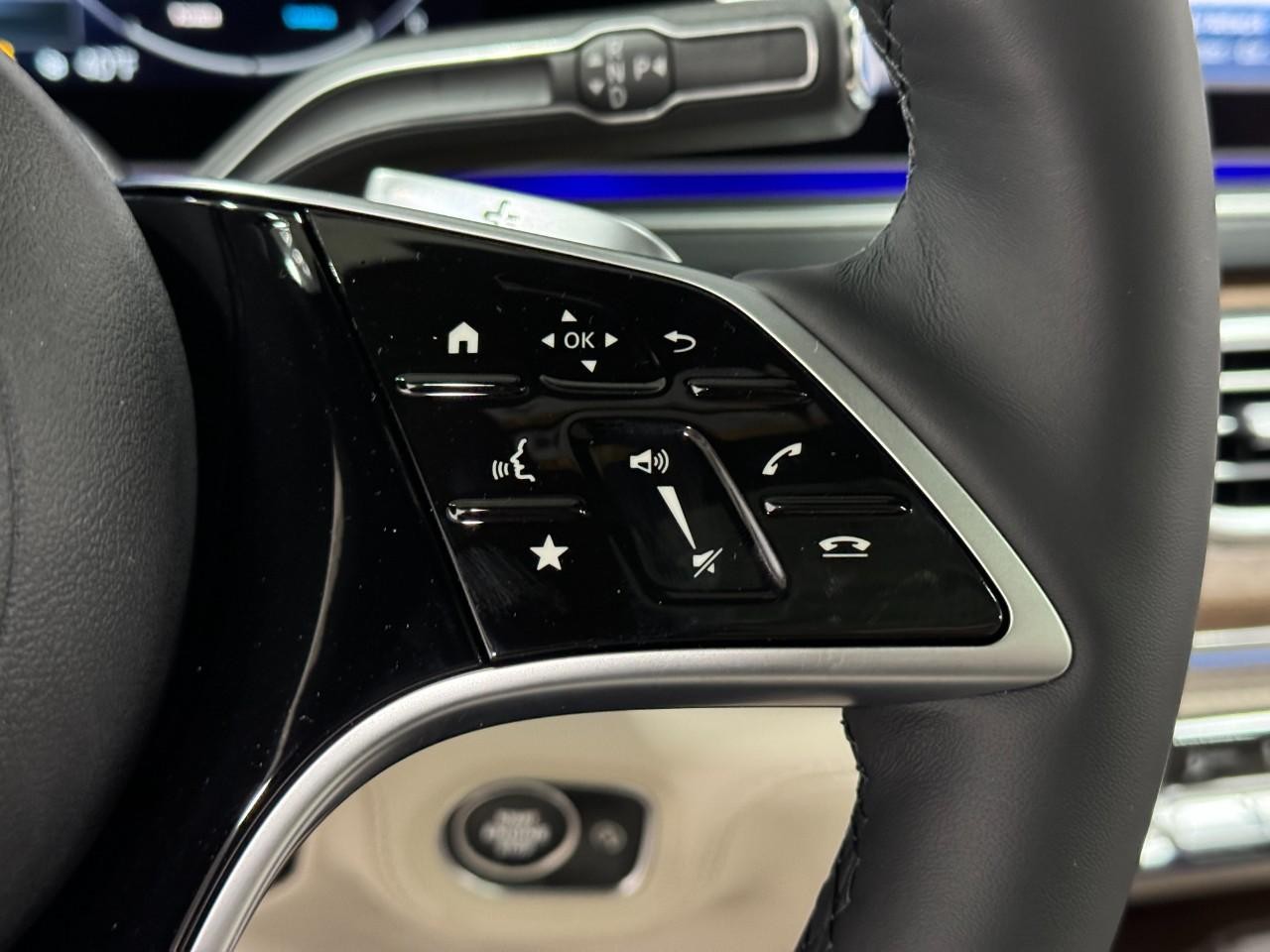 Mercedes-Benz GLE Vehicle Full-screen Gallery Image 32