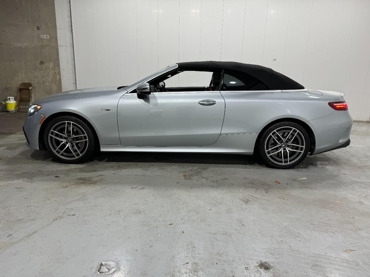 Mercedes-Benz E-Class Vehicle Full-screen Gallery Image 2