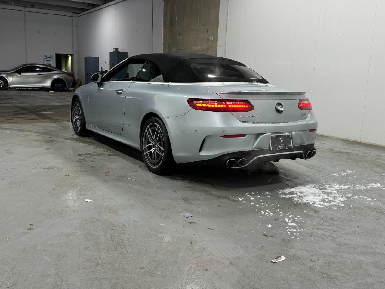 Mercedes-Benz E-Class Vehicle Full-screen Gallery Image 3