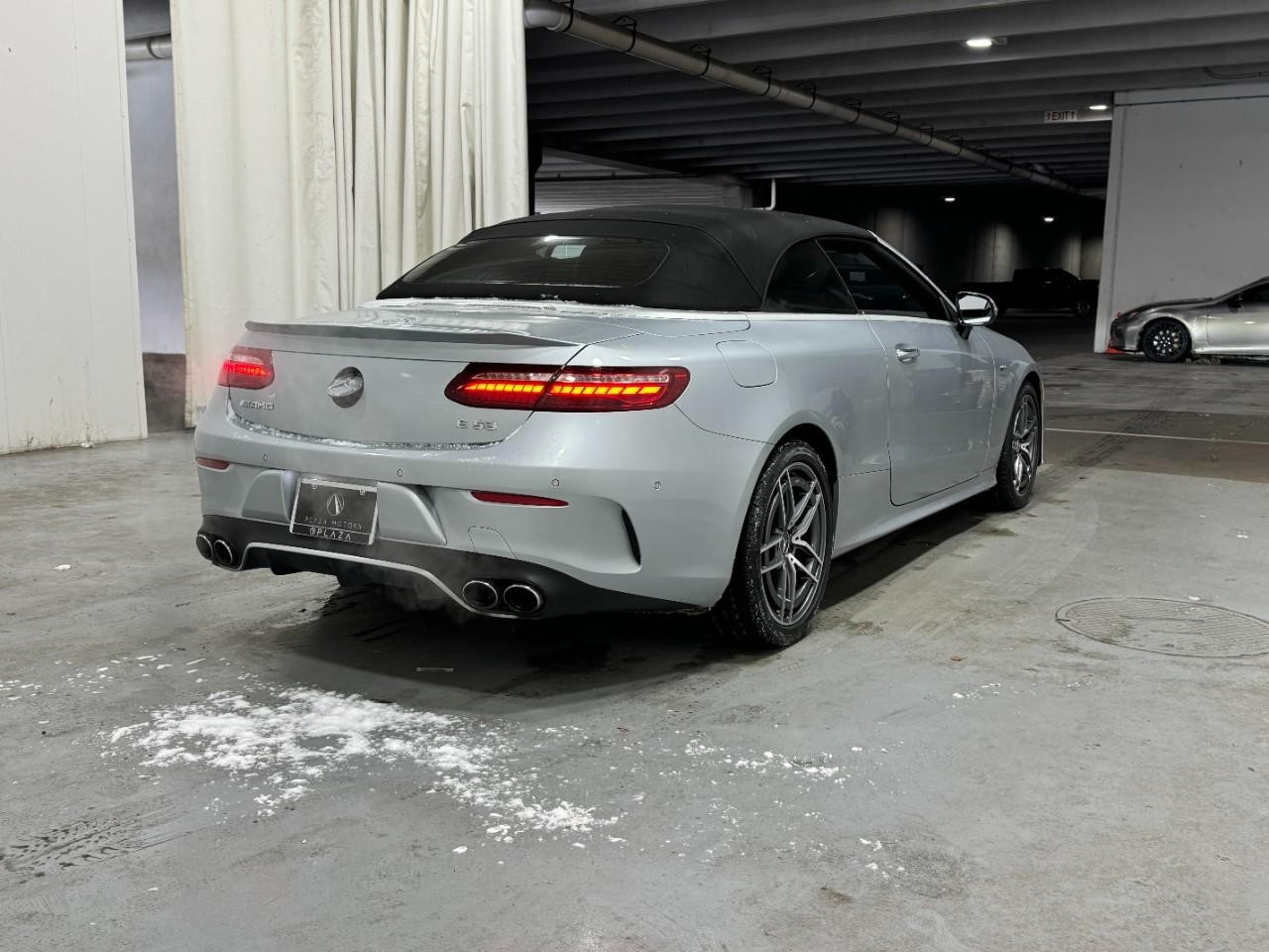 Mercedes-Benz E-Class Vehicle Full-screen Gallery Image 4