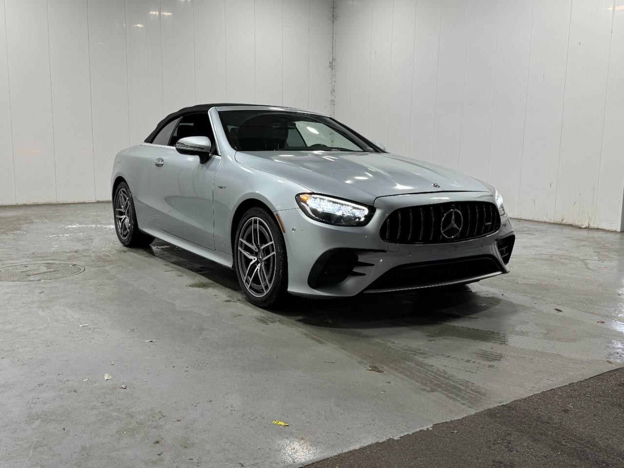 Mercedes-Benz E-Class Vehicle Full-screen Gallery Image 6