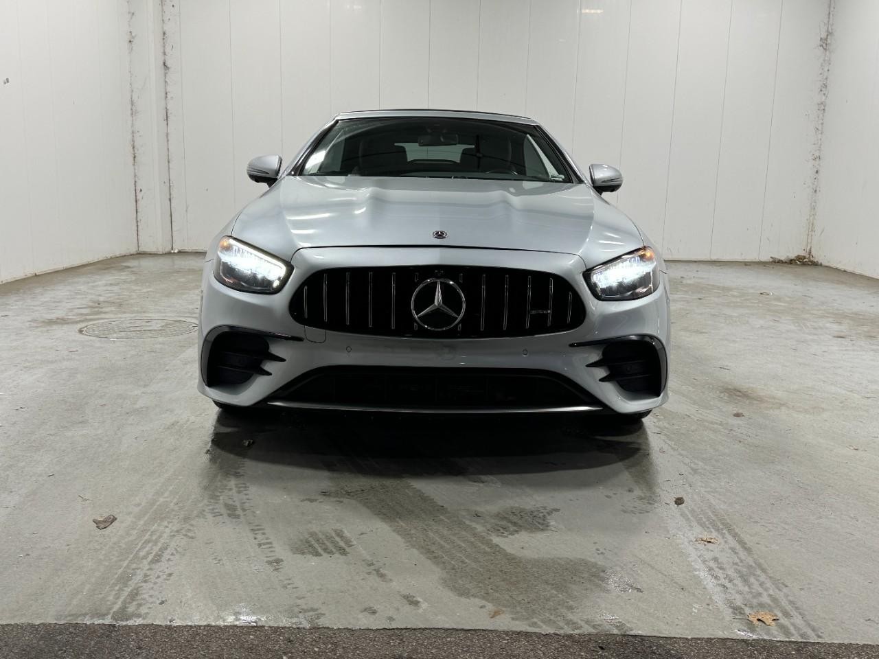 Mercedes-Benz E-Class Vehicle Full-screen Gallery Image 7