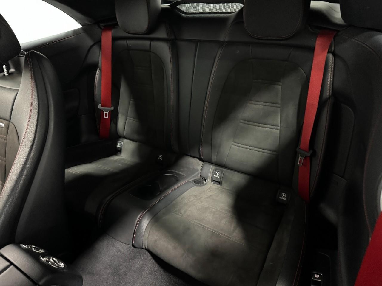 Mercedes-Benz E-Class Vehicle Full-screen Gallery Image 8