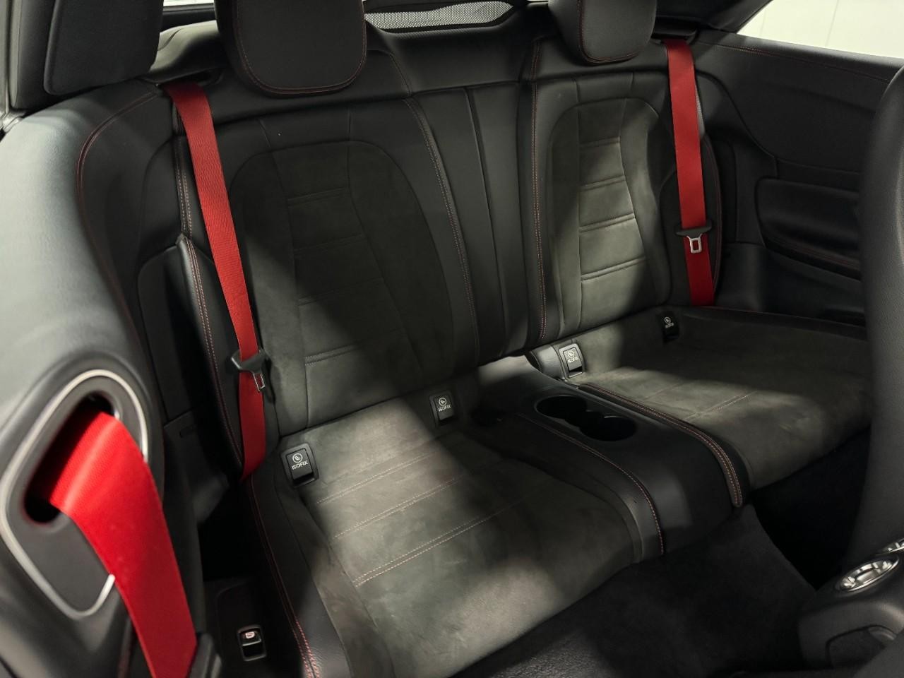 Mercedes-Benz E-Class Vehicle Full-screen Gallery Image 10