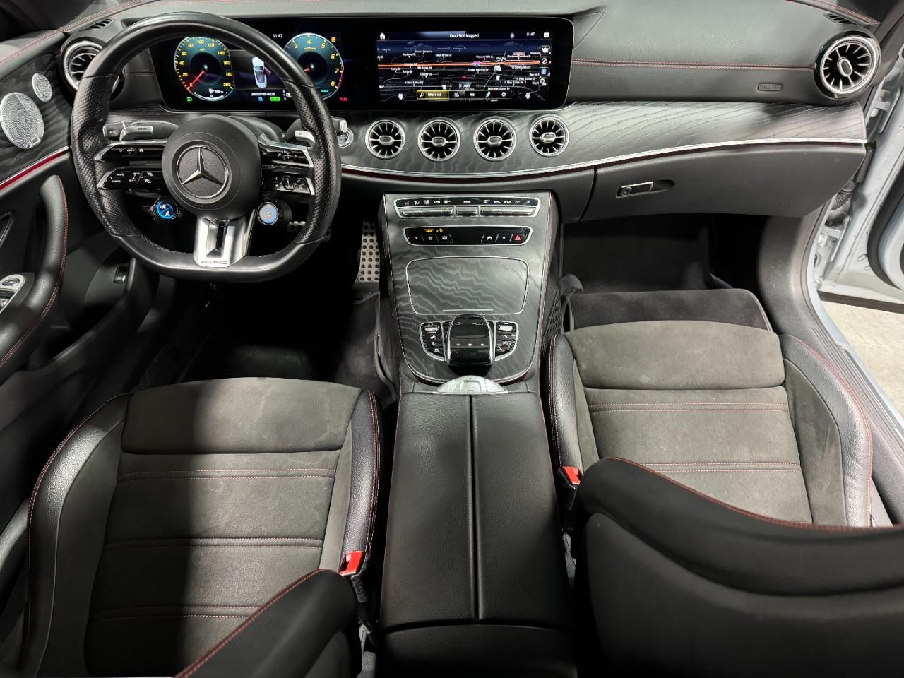 Mercedes-Benz E-Class Vehicle Full-screen Gallery Image 11