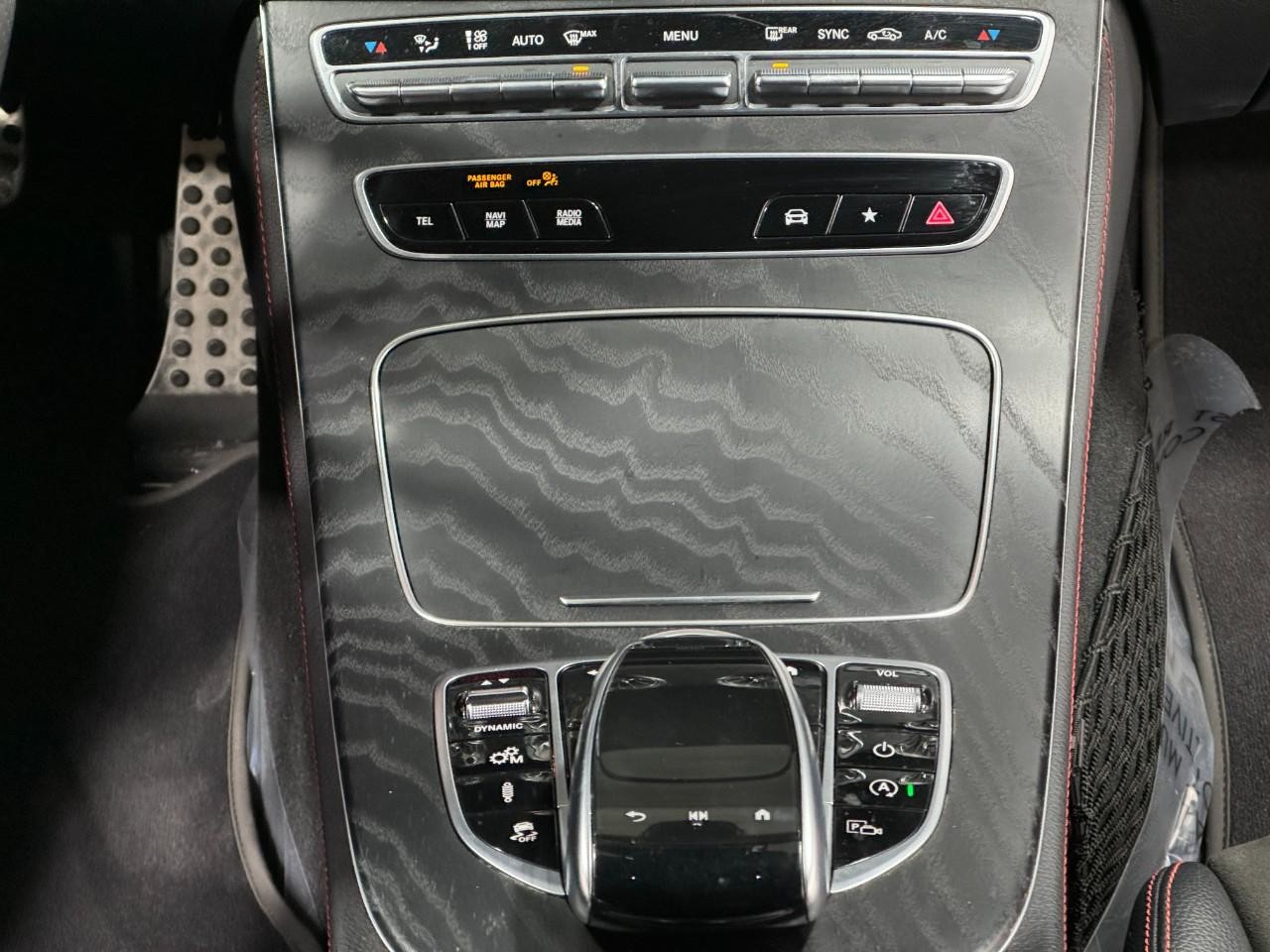 Mercedes-Benz E-Class Vehicle Full-screen Gallery Image 14