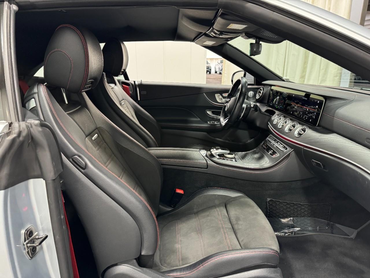 Mercedes-Benz E-Class Vehicle Full-screen Gallery Image 16