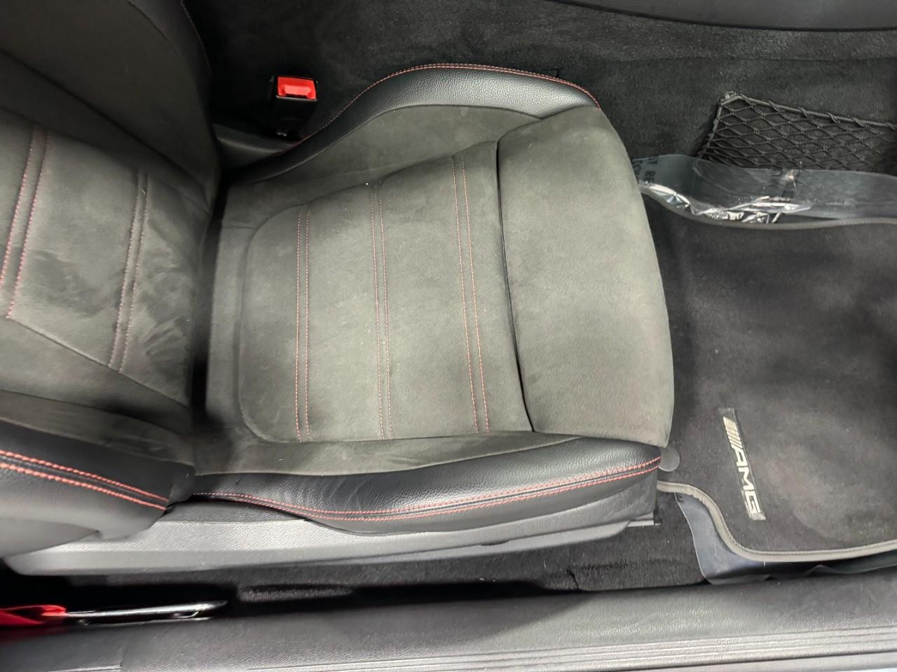 Mercedes-Benz E-Class Vehicle Full-screen Gallery Image 17