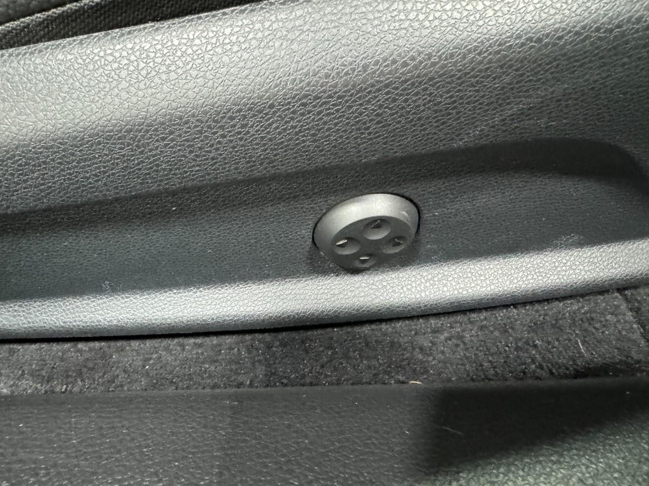 Mercedes-Benz E-Class Vehicle Full-screen Gallery Image 18