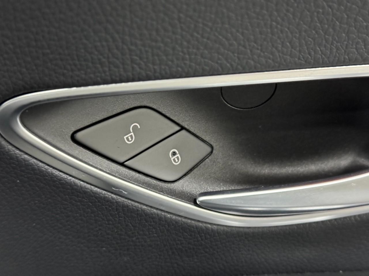 Mercedes-Benz E-Class Vehicle Full-screen Gallery Image 20