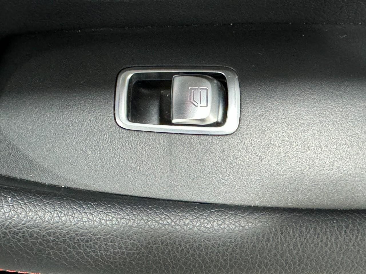 Mercedes-Benz E-Class Vehicle Full-screen Gallery Image 21