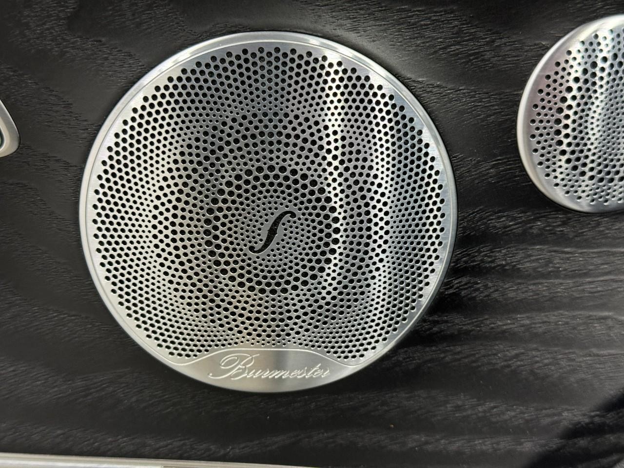 Mercedes-Benz E-Class Vehicle Full-screen Gallery Image 22