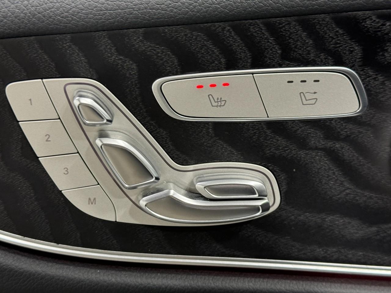 Mercedes-Benz E-Class Vehicle Full-screen Gallery Image 23