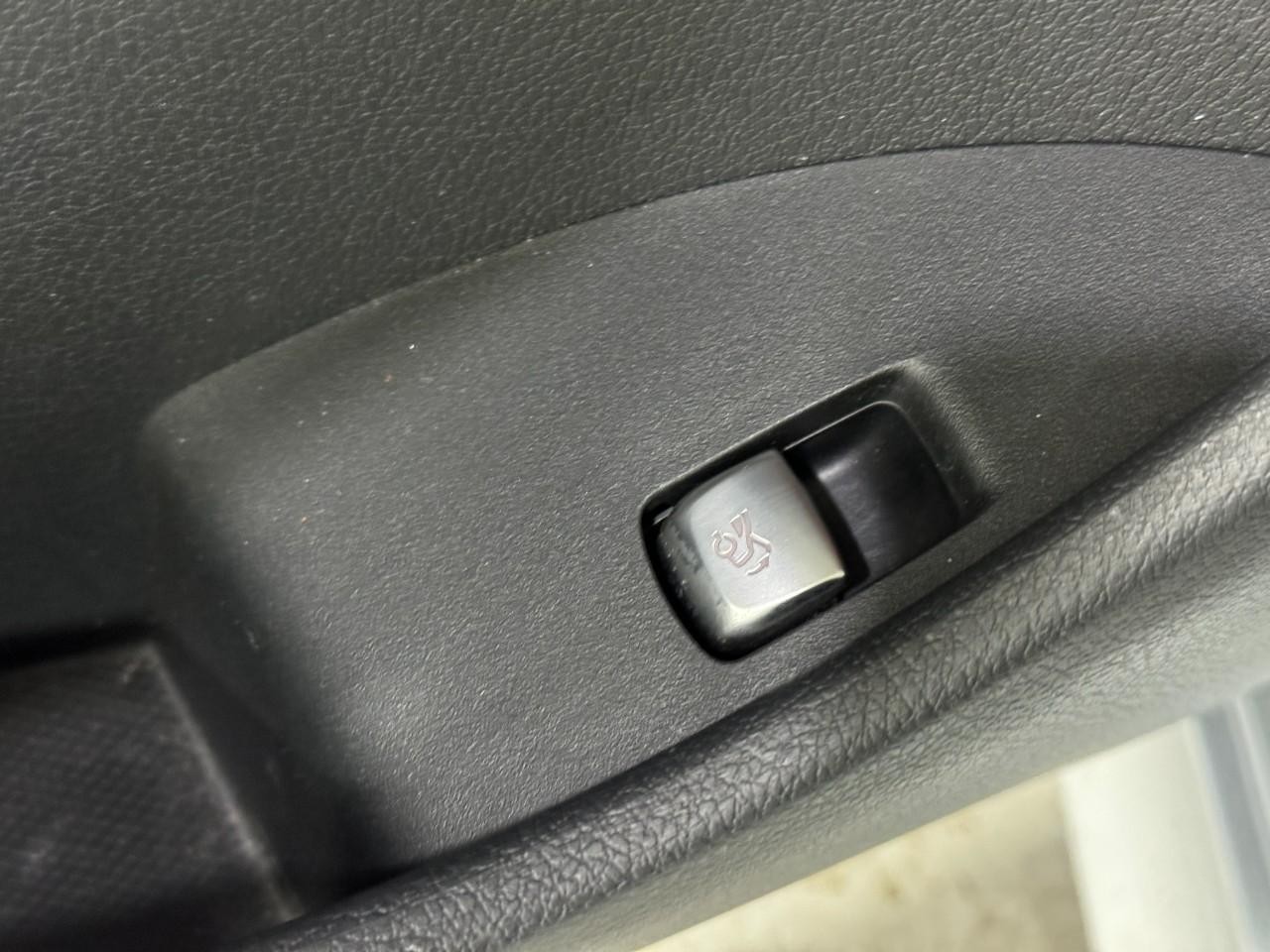 Mercedes-Benz E-Class Vehicle Full-screen Gallery Image 26