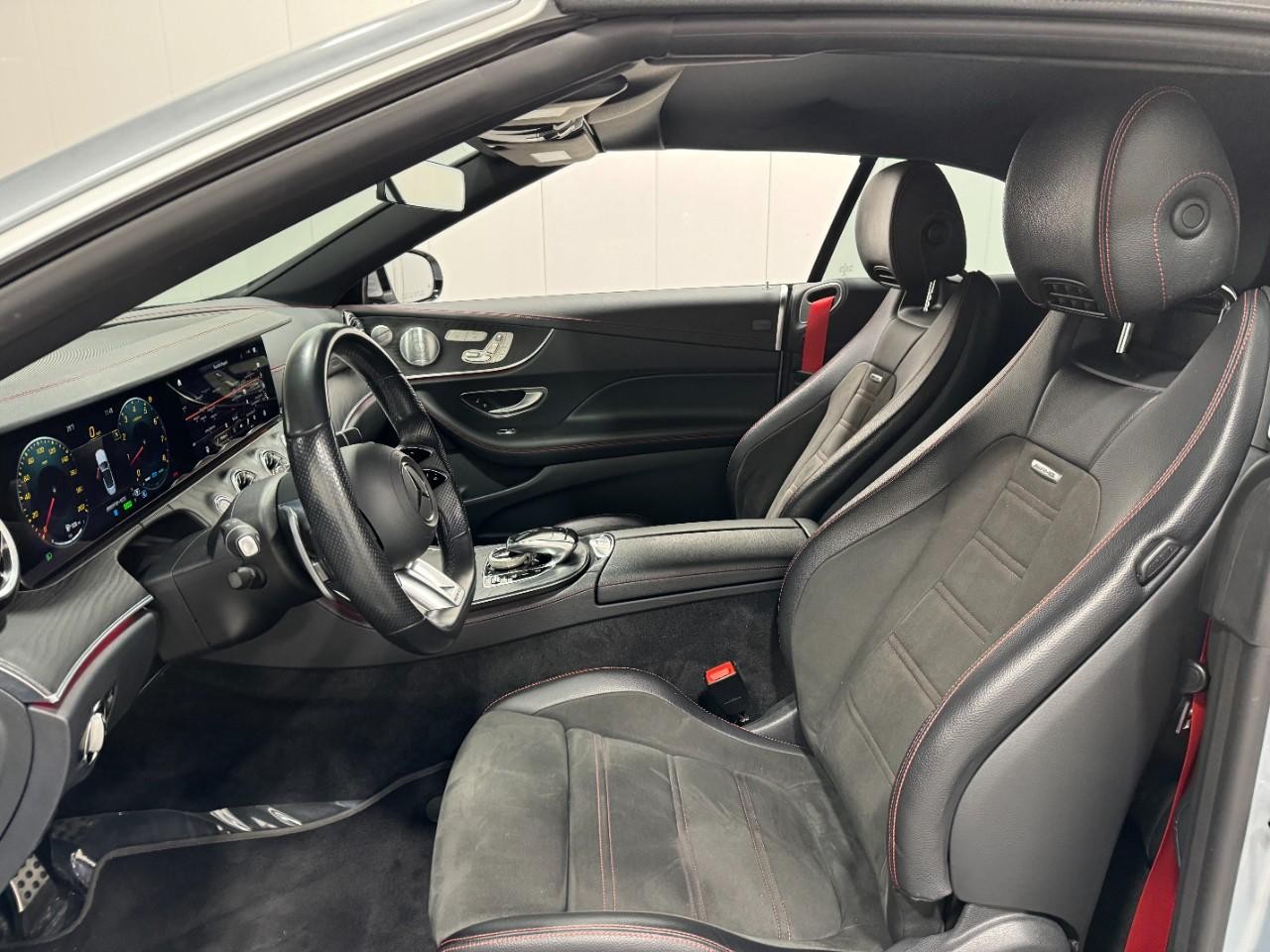 Mercedes-Benz E-Class Vehicle Full-screen Gallery Image 27