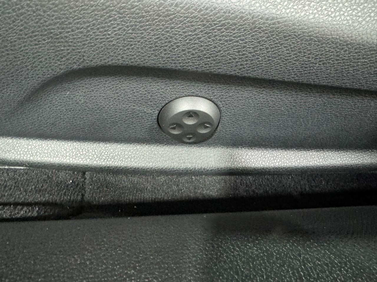 Mercedes-Benz E-Class Vehicle Full-screen Gallery Image 29