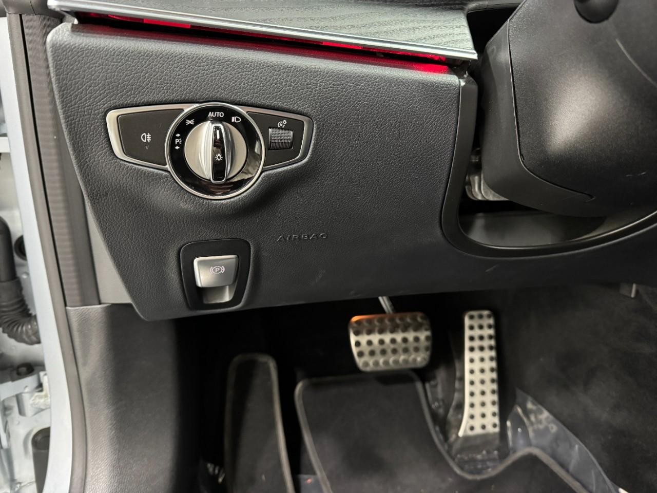 Mercedes-Benz E-Class Vehicle Full-screen Gallery Image 30