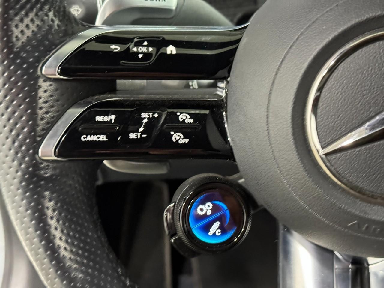 Mercedes-Benz E-Class Vehicle Full-screen Gallery Image 31