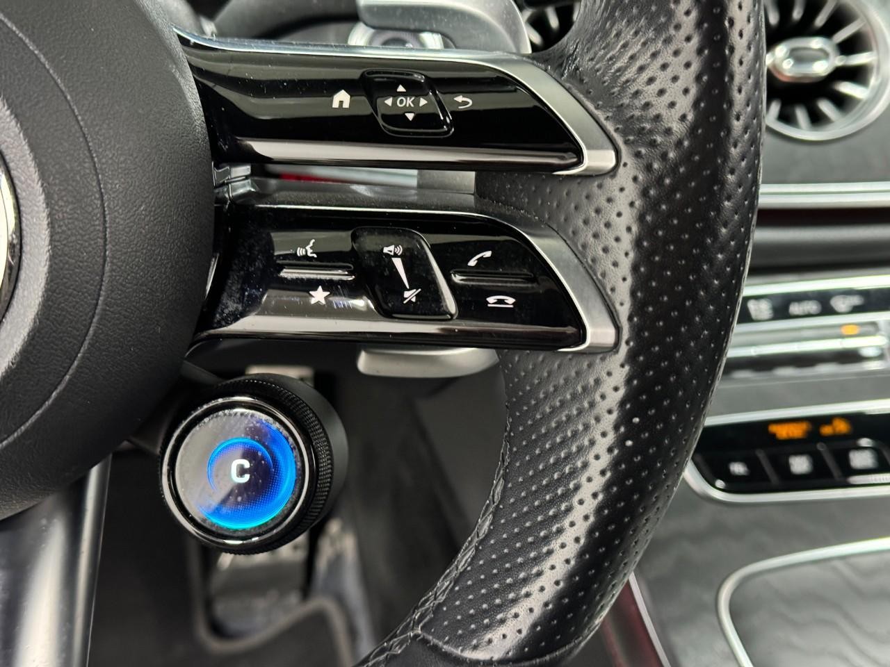 Mercedes-Benz E-Class Vehicle Full-screen Gallery Image 32