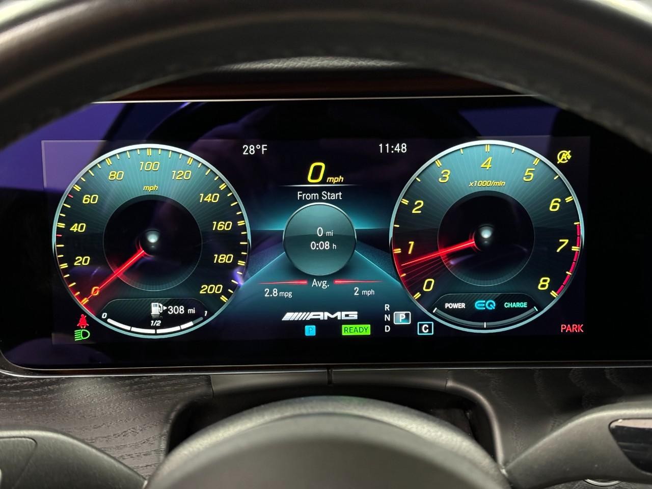 Mercedes-Benz E-Class Vehicle Full-screen Gallery Image 33