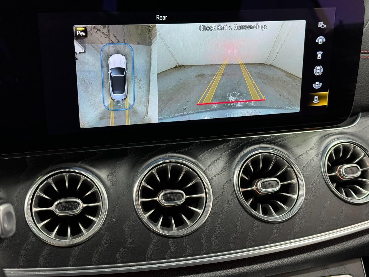 Mercedes-Benz E-Class Vehicle Full-screen Gallery Image 35