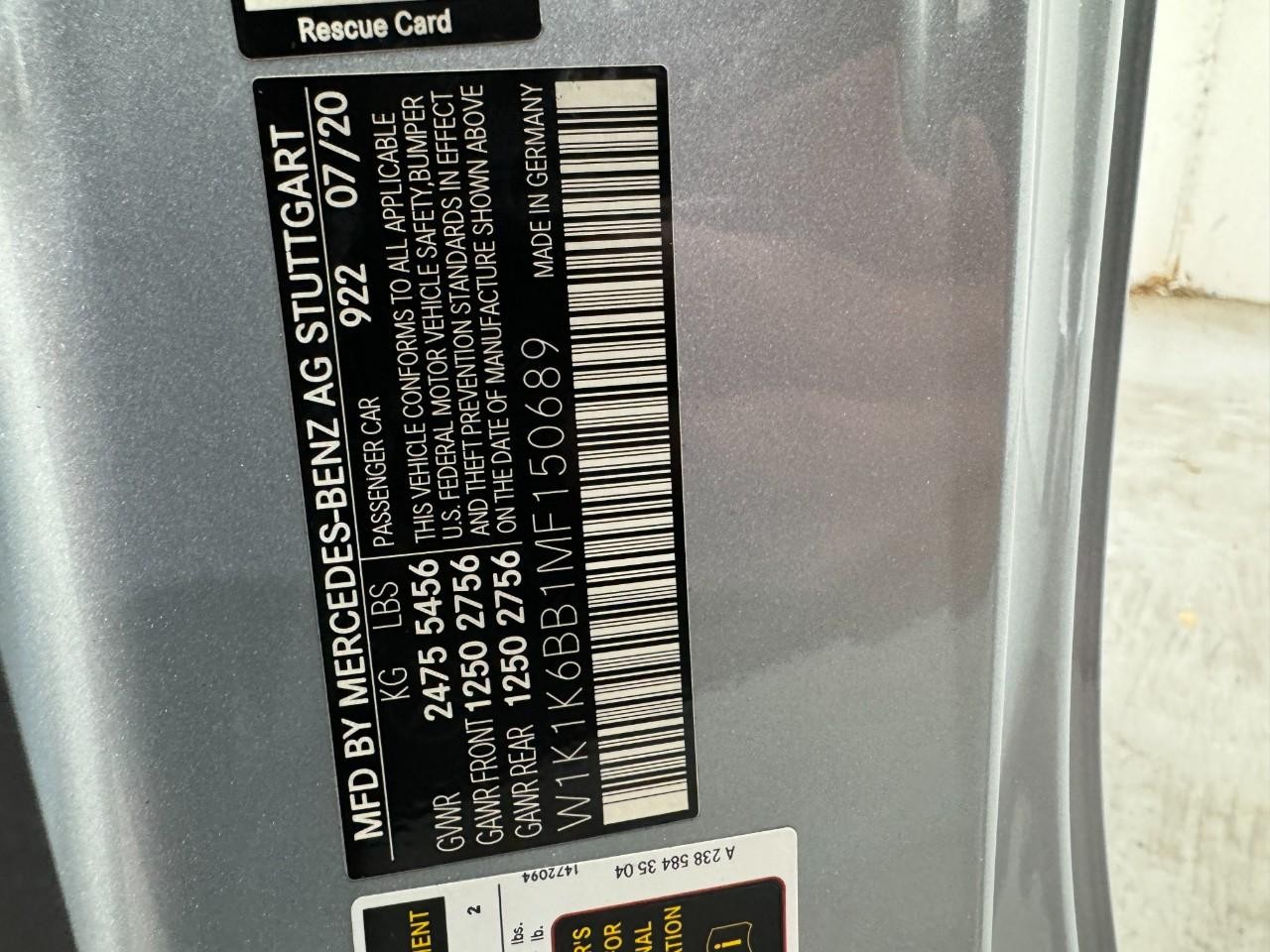 Mercedes-Benz E-Class Vehicle Full-screen Gallery Image 36