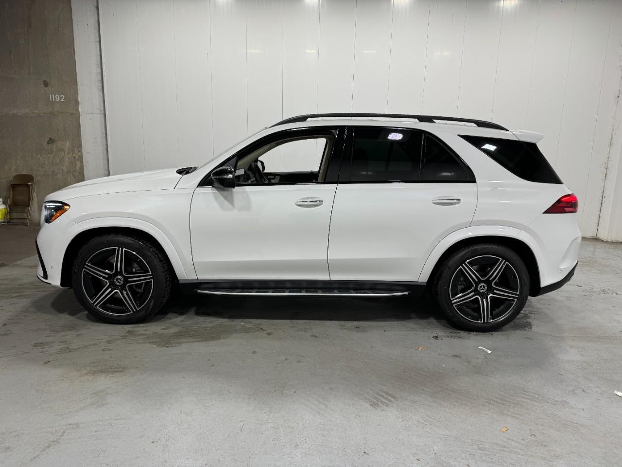 Mercedes-Benz GLE Vehicle Full-screen Gallery Image 2