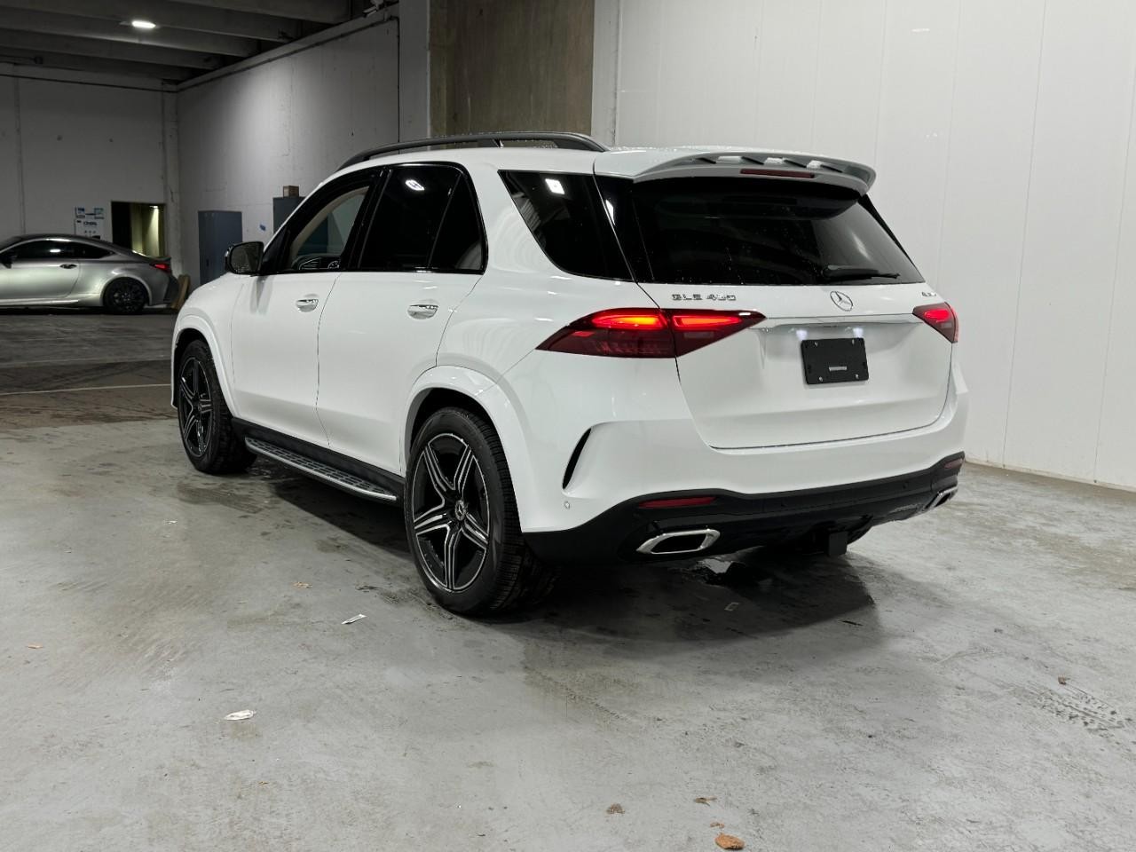 Mercedes-Benz GLE Vehicle Full-screen Gallery Image 3