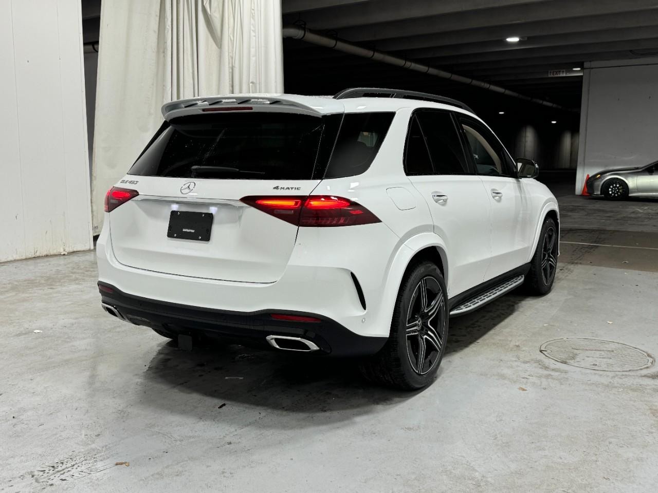Mercedes-Benz GLE Vehicle Full-screen Gallery Image 4