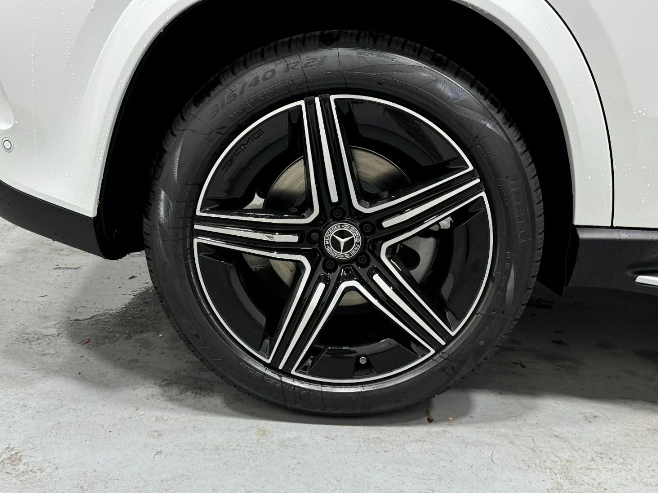 Mercedes-Benz GLE Vehicle Full-screen Gallery Image 5