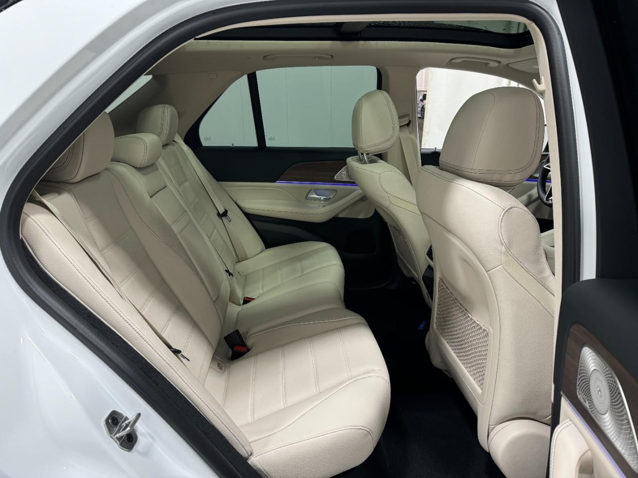 Mercedes-Benz GLE Vehicle Full-screen Gallery Image 10